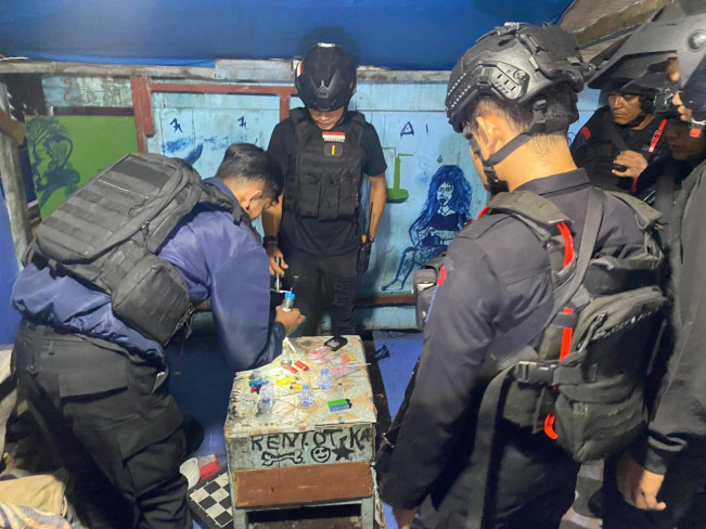 Polisi menemukan sejumlah barang bukti narkoba. [Istimewa]